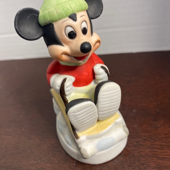 Vintage Walt Disney ceramic Mickey Mouse figure sledding 4” - Picture 5 of 5
